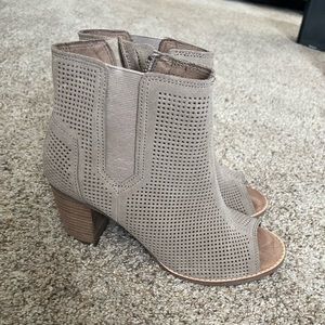 Tom’s heeled bootie
